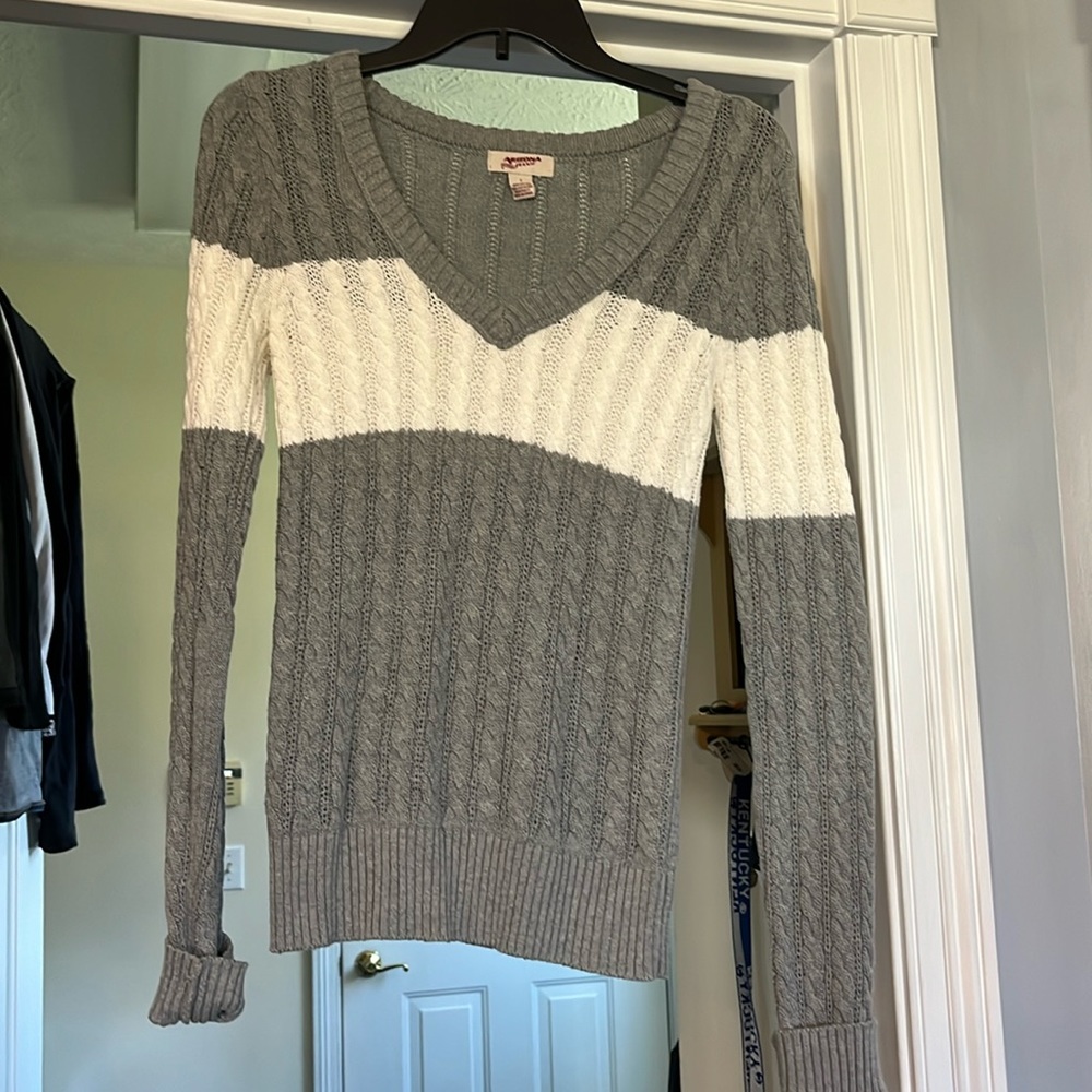 Arizona jeans co. v neck sweater juniors size small.